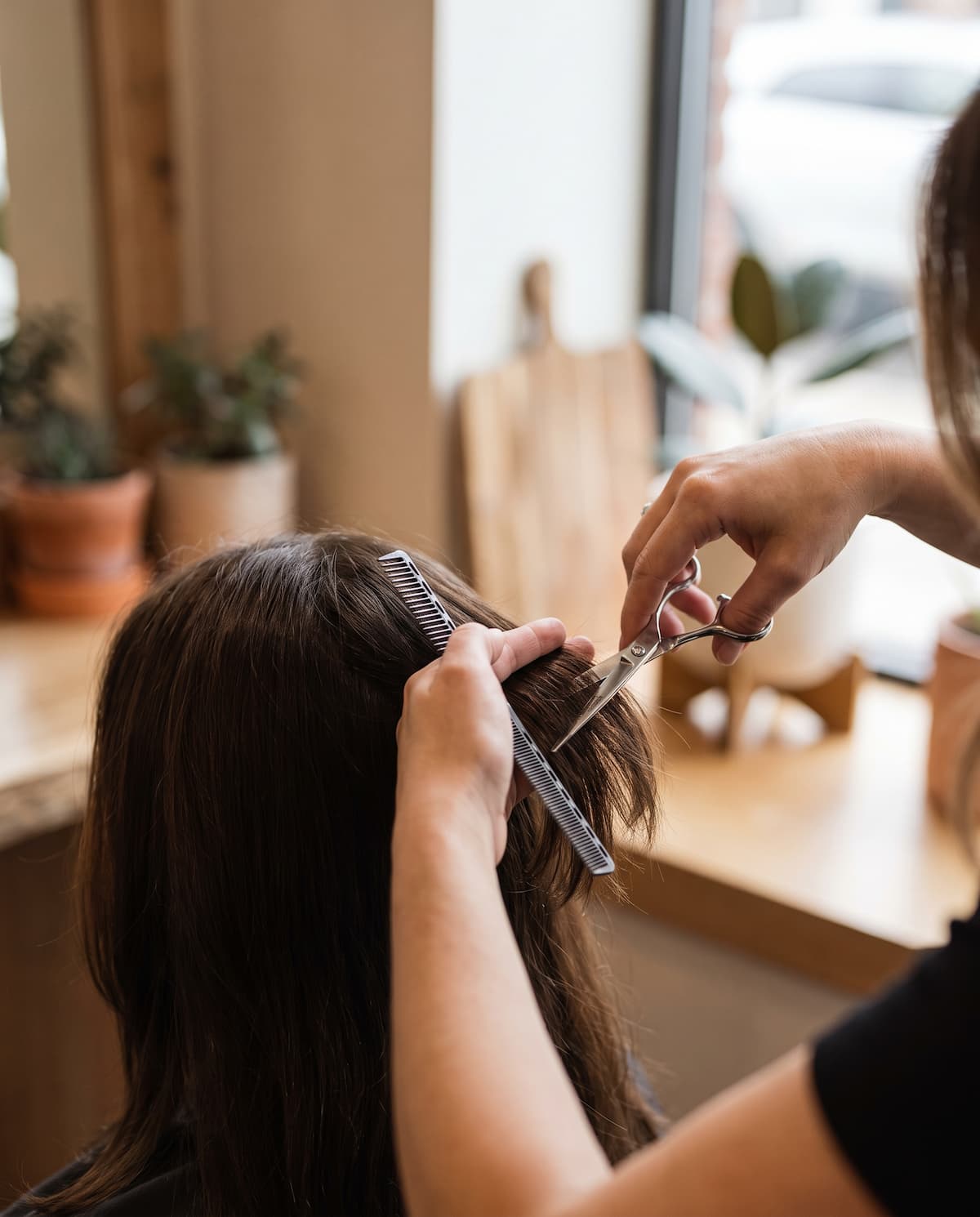 Detailaufnahme eines Haarschnitts im Salon